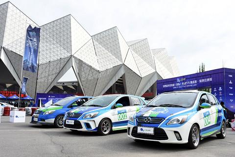 環(huán)青海湖電動汽車挑戰(zhàn)賽新增場地競速賽，潘曉婷漂移甩尾輕松奪魁